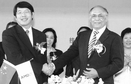 图为amd首席执行官鲁毅智(右)与科技部签署处理器核心技术转让协议.