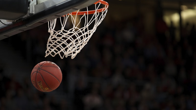 2026年NBA总决赛第七场决胜时刻 - 球员突破上篮特写